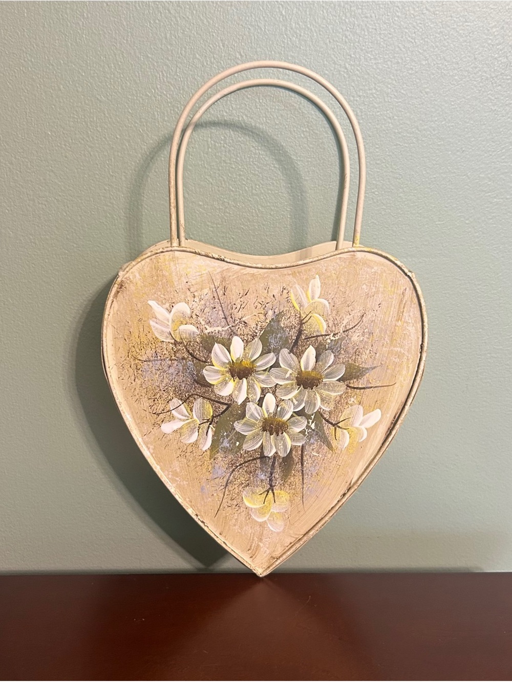 🍀VTG Heart-Shaped Floral Wall Accent in Cream and White